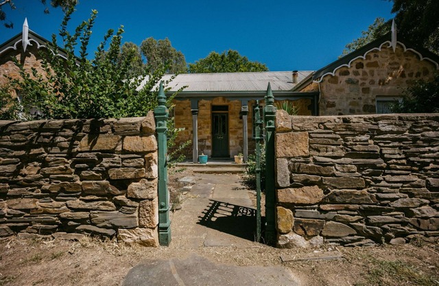 Unwind in Our Cosy 2 BR Spa Cottage with Log Fire. Mintaro Hideaway Carpenter