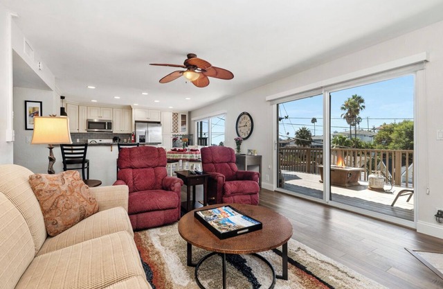 Updated 2 bedroom Lantern District condo all on 1 level. Walk to beaches/harbor.