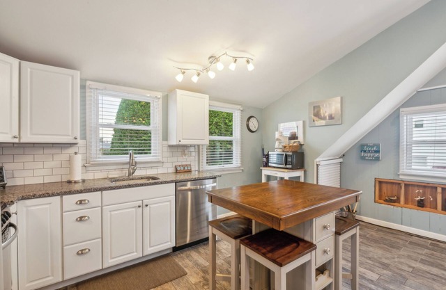 Updated 2nd floor Surf City - 1 block from beach!