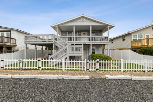 Updated 3-bedroom, 2 bath well stocked coastal cottage across from the beach