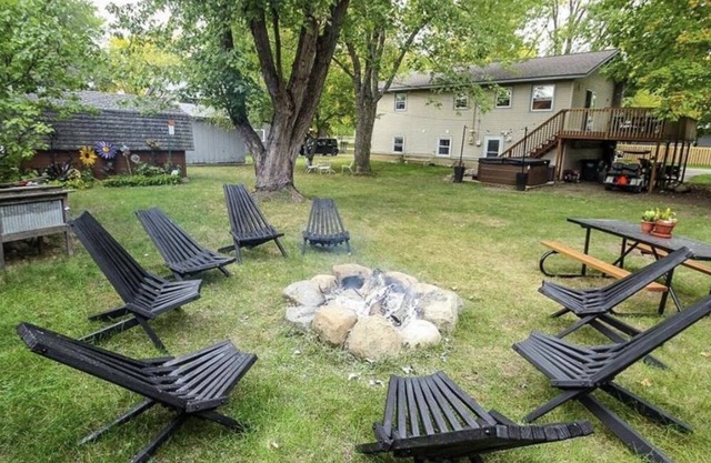 Updated 3b 2ba Home w/ hot tub, quick walk to private community beach!