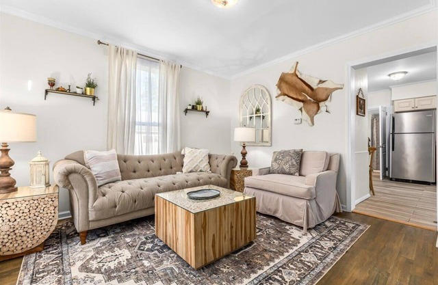 Updated Downtown Fenton 2 Bedroom Unit- Close to lakes, Walk Downtown!