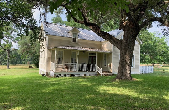 Updated Famhouse - Perfect Location