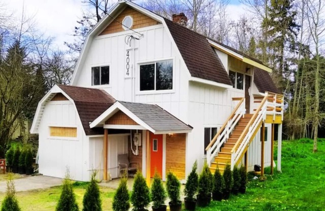 Updated farm style Apt. w/loft minutes from Airport and Seattle