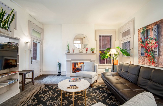 Updated Historical apartment close to a park and two blocks from the best dining