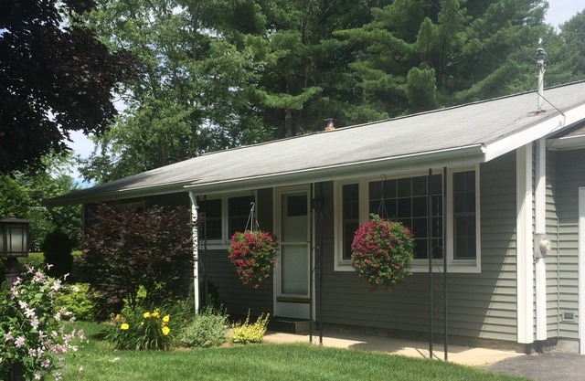 Updated Home Close to SPAC and Broadway - Has Piano :)