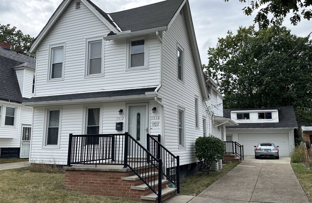 Updated Lakewood hideaway with big screen TV. Family friendly.