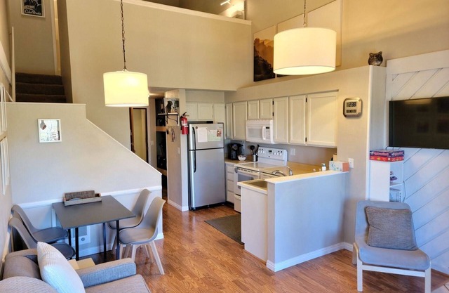 UPGRADED CONDO, WALKING DISTANCE TO NAVAJO SKI SLOPES
