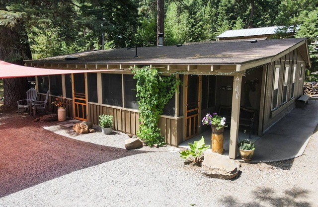 Upgraded Rustic Themed Retreat w/screened porch in Rocky Point.