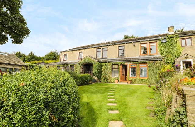 UPPER HIGHLEES FARM, pet friendly, with open fire in Luddenden