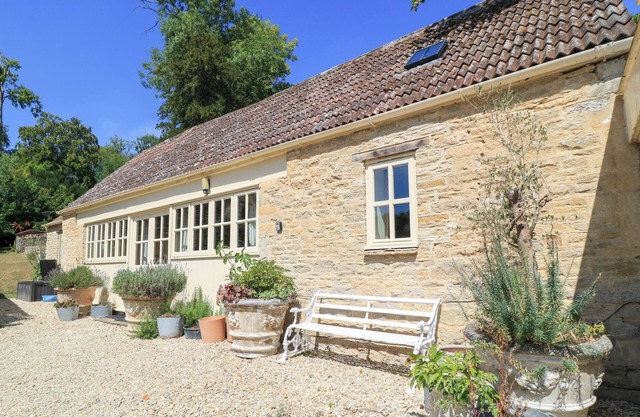 UPPER MILL BARN, family friendly, with a garden in Coln St Aldwyns