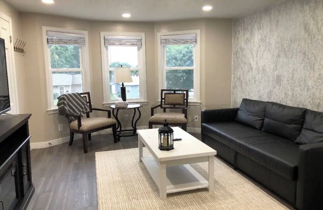 Upper West Villa-by Sanford,MidcoAqu.&CountryClub