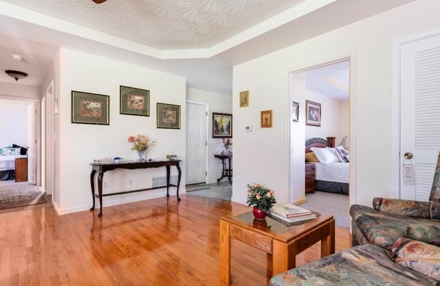 Upscale 1 STORY 3 Bd 2 Ba on BOURBON TRAIL Close to Town 4 Beds/3 XL Beds + Q/S