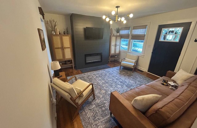 Upscale 2-Bedroom Duplex, Steps from Everything!