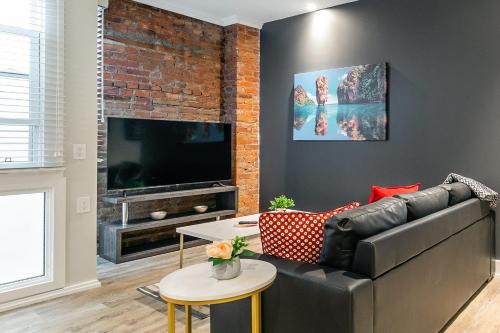 Upscale 2BR Condo with Netflix - Prime Location