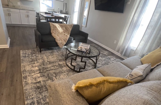 Upscale apartment near Worlds of Fun, Arrowhead Stadium, Country Club Plaza!