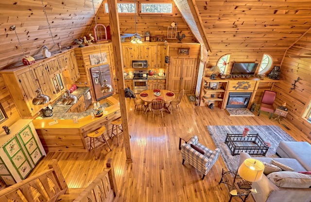 Upscale cabin in the north Ga. mountains on a peaceful pond. Pet friendly !