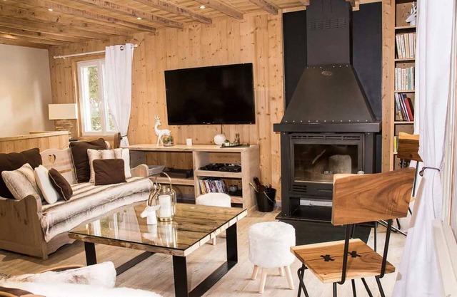 Upscale, detached chalet, -10mn walk to downhill ski slopes - Rated 4*.