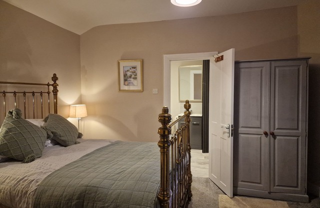 Upscale Double Room with private bathroom 300 yards from Earlsfied Station