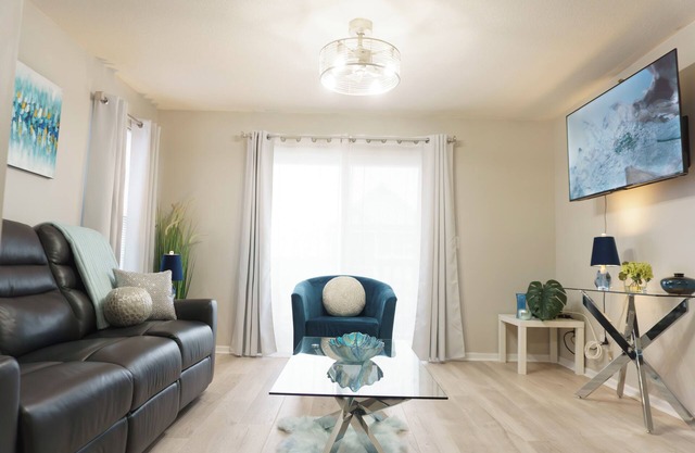 Upscale Long Stay: King Bed-WiFi-Pet OK-Washer/Dryer-AC-16mi->Arrowhead-North KC