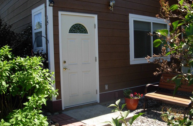 Upstair 1 bed apt on an acre with mountain views. Minutes from Bozeman Airport.