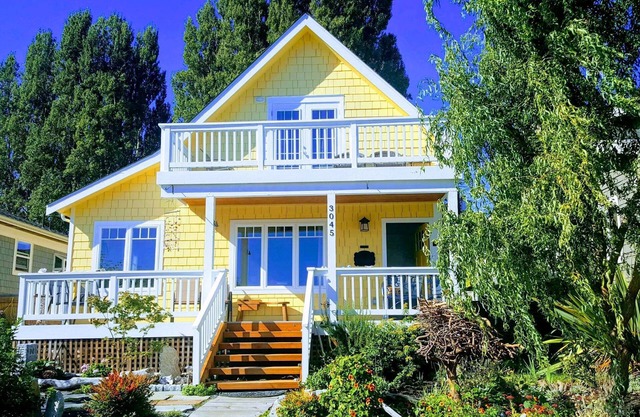 UPSTAIRS Apt, Alki beach, historic, UPSTAIRS, Newly rebuilt, AC, W/D, fast wifi
