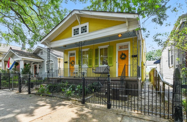 Uptown double near shopping, restaurants and bars!