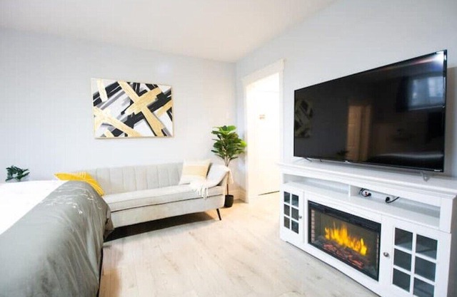 Uptown gem, cozy apt 3 min walk to hospital