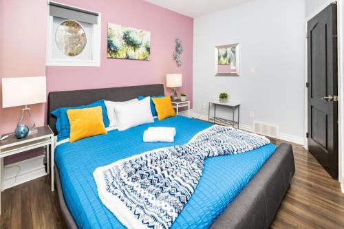 Urban 1BR Gem with Kitchen, Smart TV & Workspace
