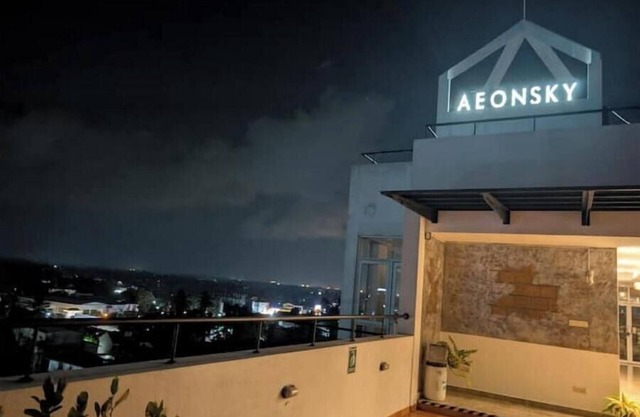 Urban 3BR Apt Hi-Speed Wi-Fi Roof Top Pool & Gym