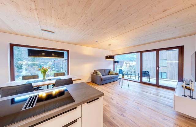 Urban-Apartmenthaus zwischen Berg und See