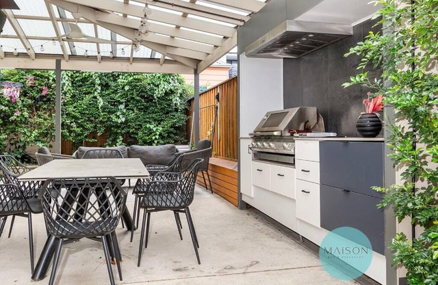 'Urban Chic on Grey' - 3 Bedroom Retreat in Wickham