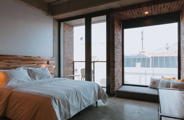 Urban & Comfortable Unit steps from Unicentro Mall