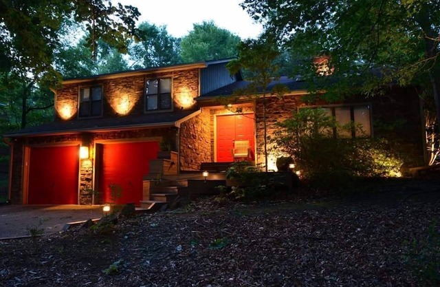 Urban Escape w/Hot Tub, Backyard Oasis, Min to Uptown!