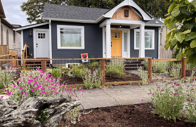 Urban Fern Bungalow - steps to Food/Shops/Max