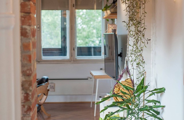 URBAN GREEN - Corner with a Story