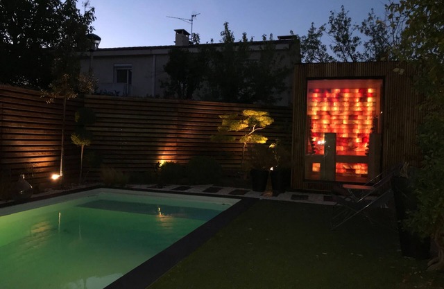 Urban House Toulouse: Modern house, Japanese-style Zen garden, Swimming pool