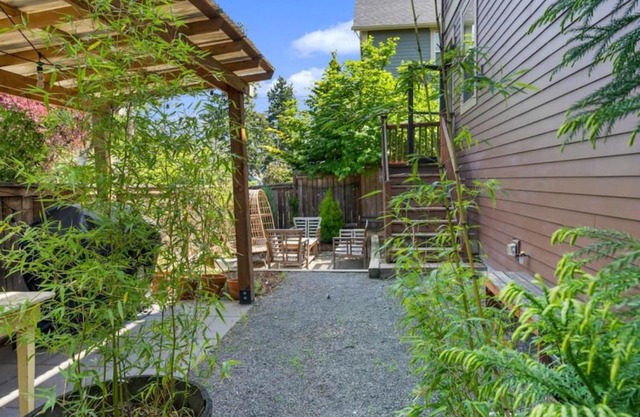 Urban NE PDX 3bd home plus bonus room, fenced yard and garage