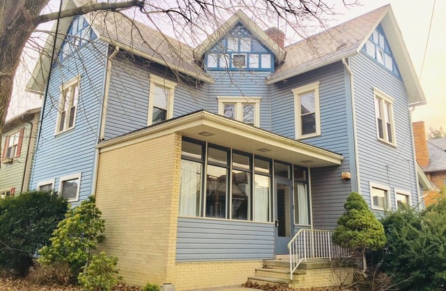 Urban Nest. Luxe Loft Downtown Butler. Walk to dining and Shopping.