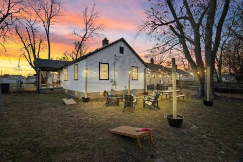 Urban Oasis Cozy Home Near Downtown with Game Room and Firepit