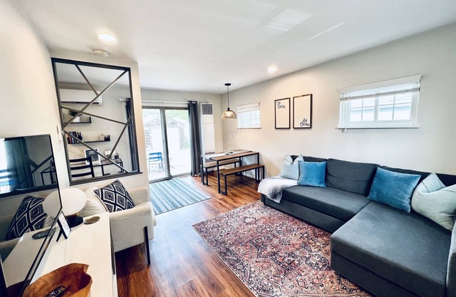 Urban Retreat. Short walk to Downtown Ferndale.