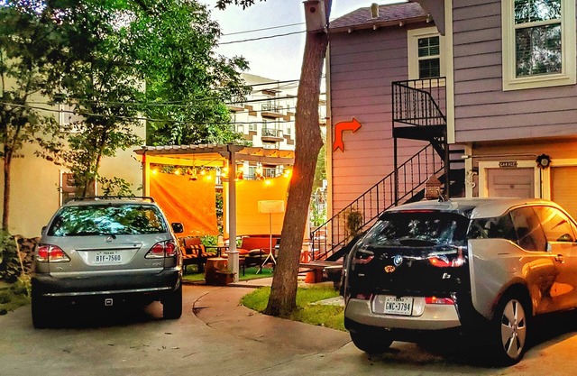 UT Downtown Eco Private Carriage Pecan Tree House Free Wifi Wired Internet