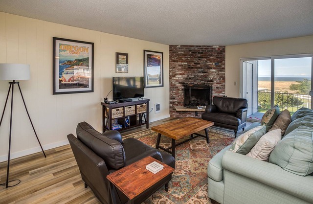 V467 2 Bedroom 1st Floor renovated, Pet Friendly, No cleaning fees