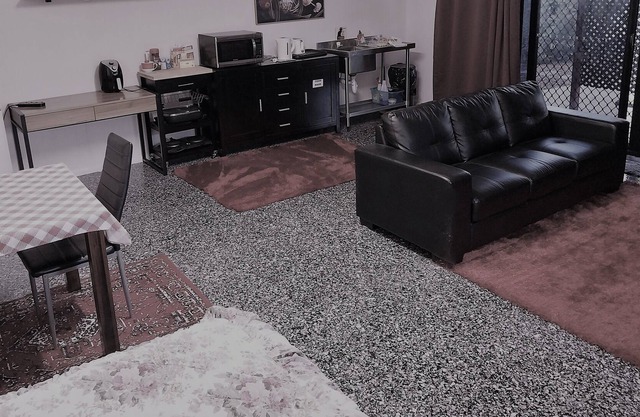 VACANT NOW. Budget Studio room with all you need. Near shops and Uni.