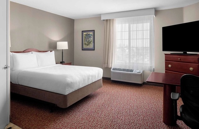 Vacation At its Finest! Relaxing Studio Suite w/Complimentary Breakfast!