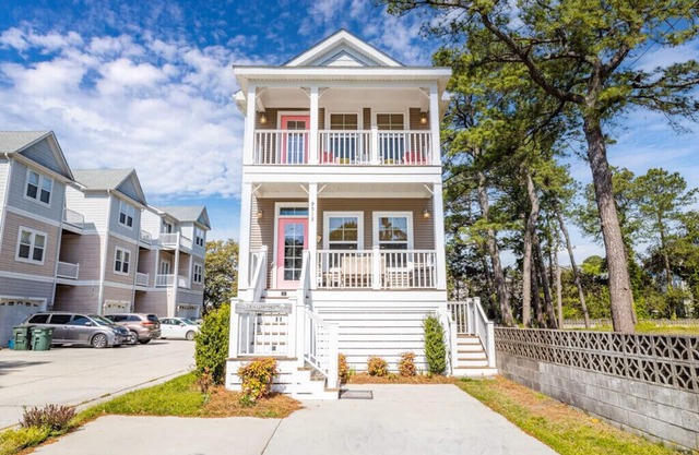 Vacation Beach House! Comfy beds, Wi-Fi, Cable, Fire Pit, Grill, and Balcony!