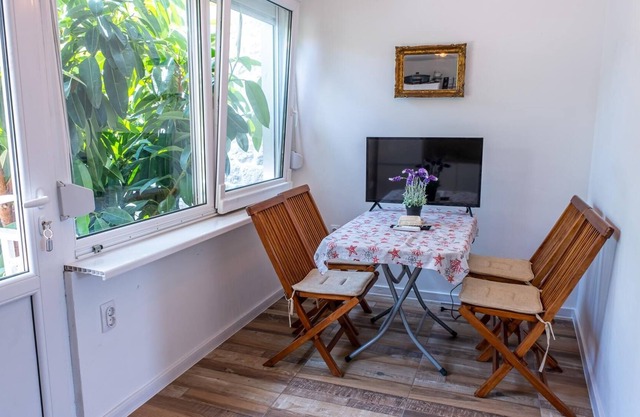 Vacation Flat W Balcony in Tivat 1 min to Sea