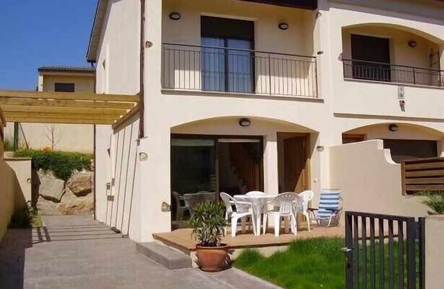 Vacation home in Costa Brava: private garden, community pool.