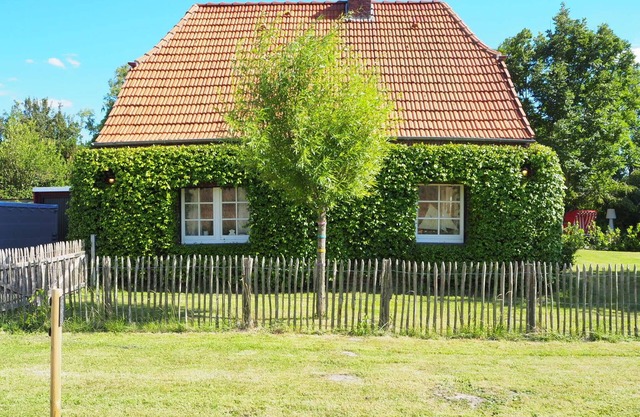 Vacation home directly on the dike with garden sauna and garden