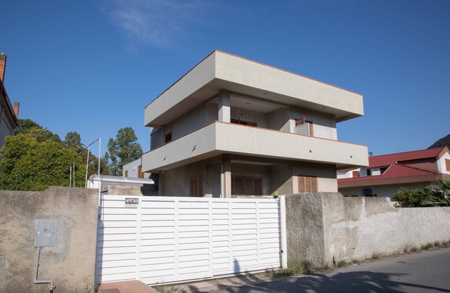Vacation home in manor house 60 meters from the sea for couples or families